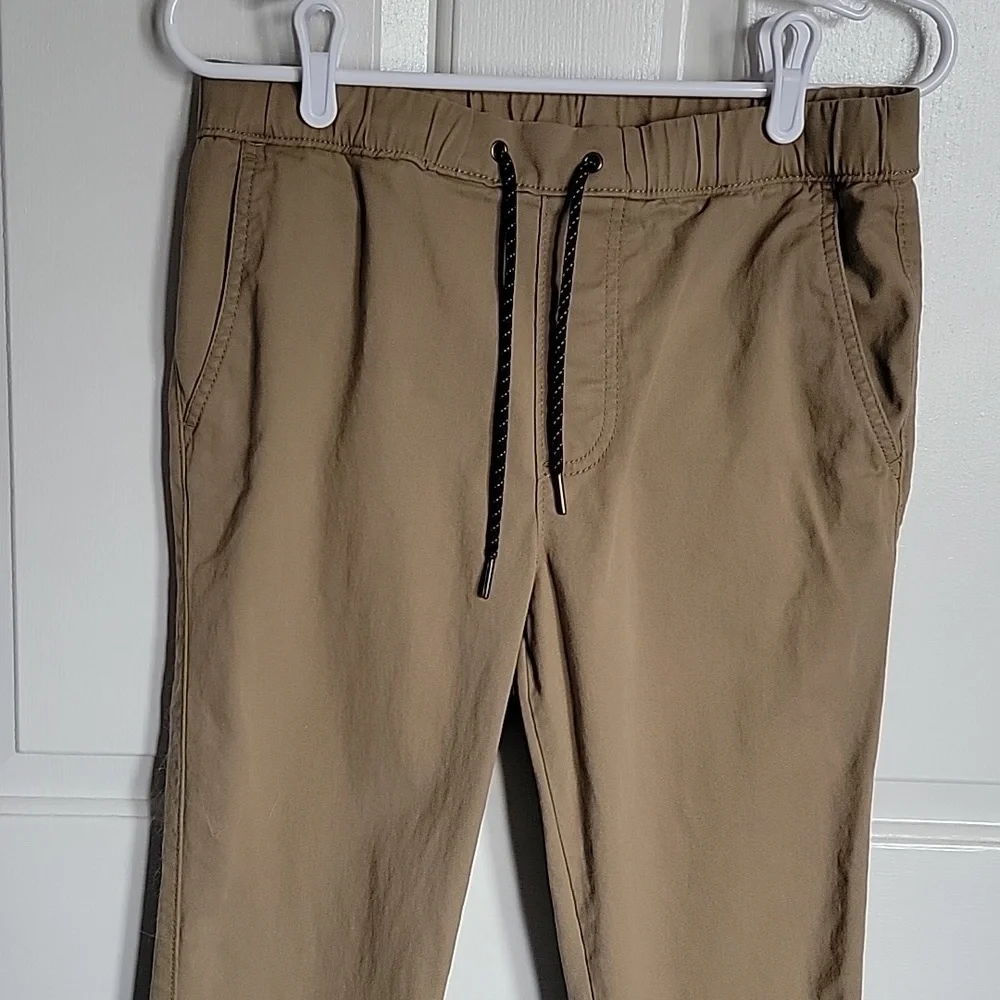 Urban Pipeline men's small khaki pants. 27 1/2 inch inseam.